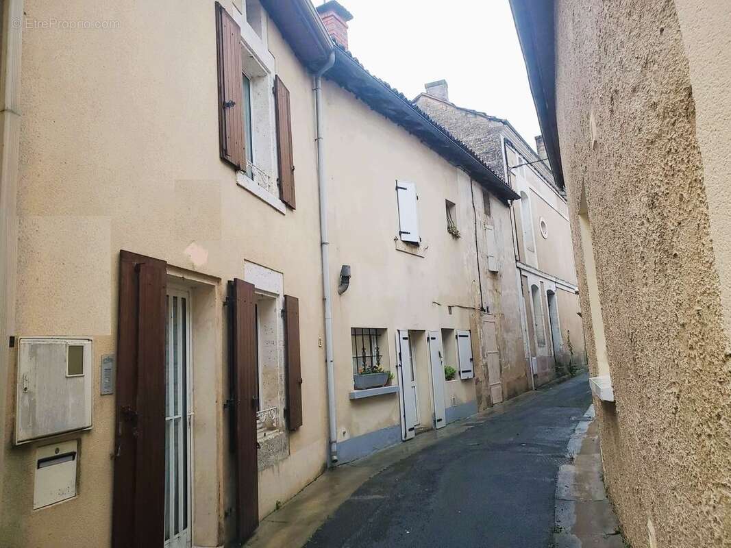 Maison à RUELLE-SUR-TOUVRE