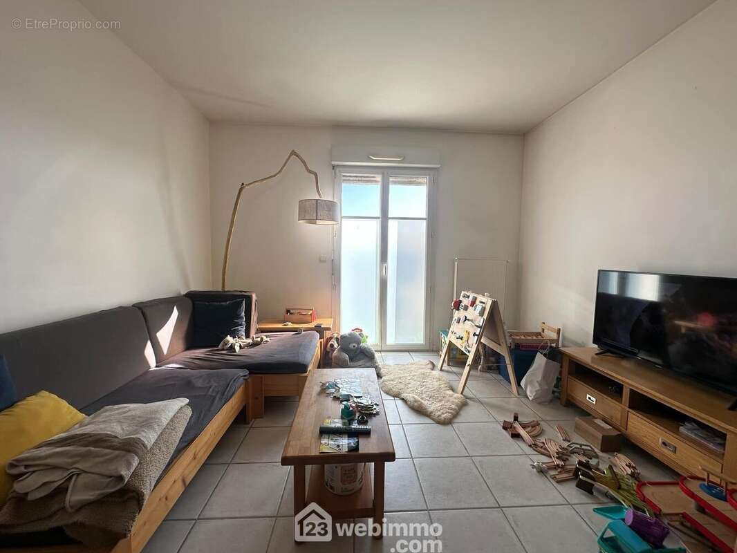 Son salon chaleureux et un accès sur le jardin - Maison à PANCY-COURTECON