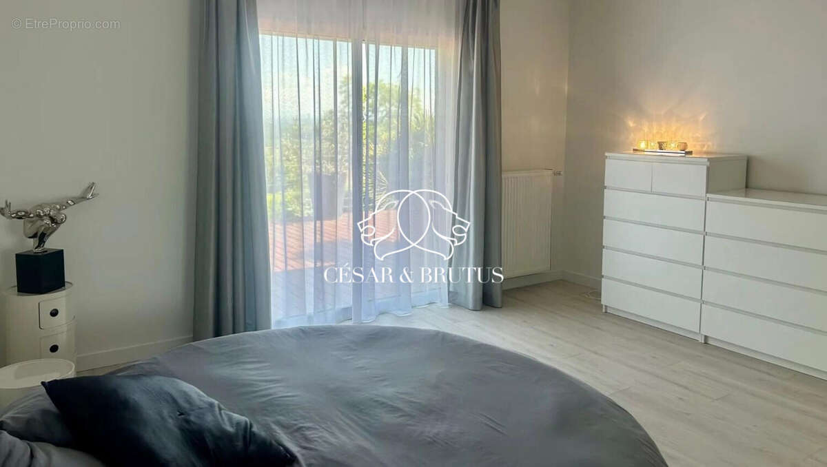 Maison 300 m² à Neyron  - photo 4