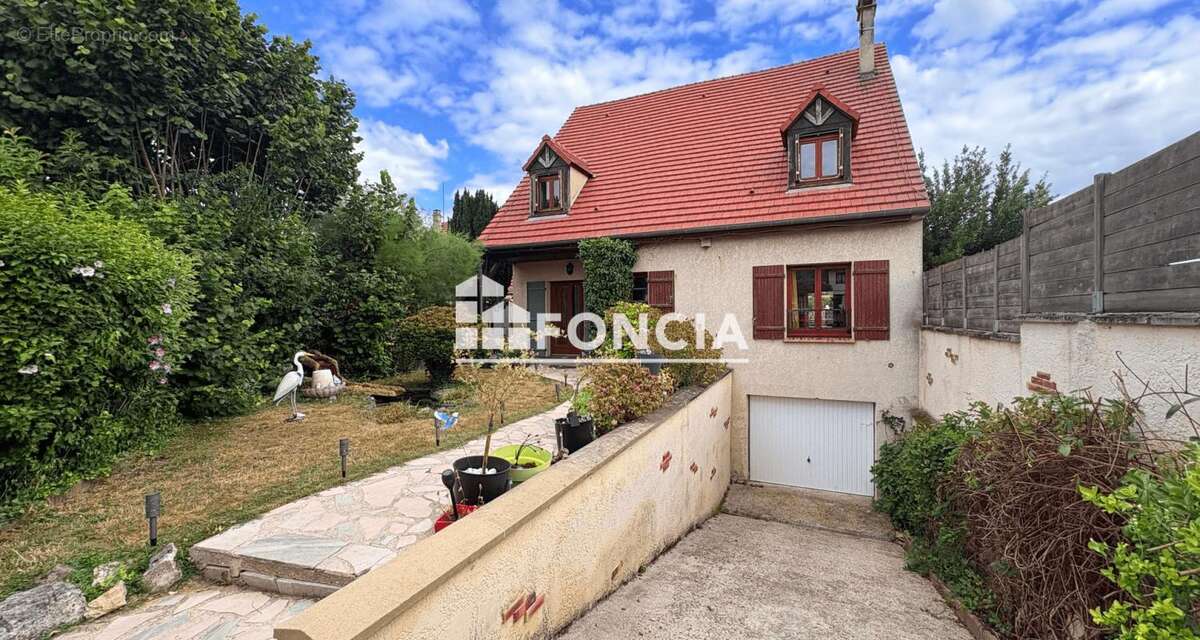 Maison à LE THILLAY