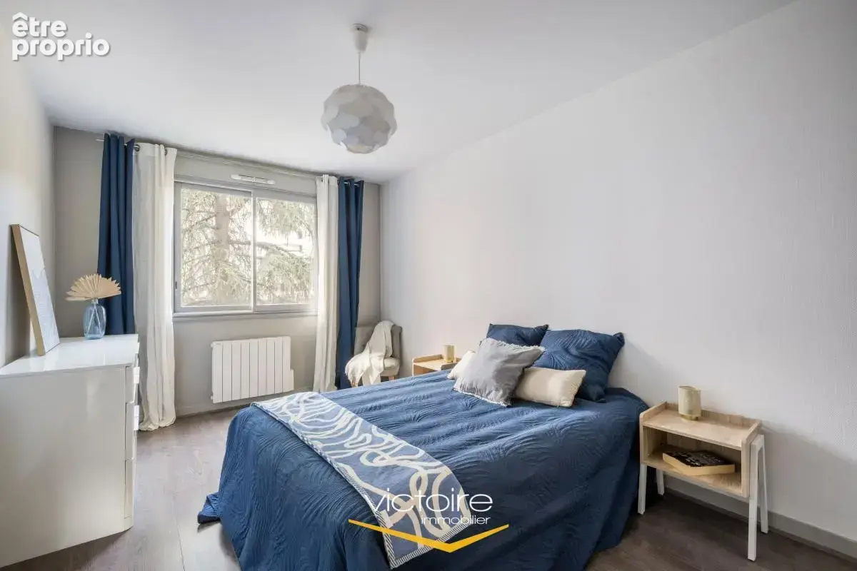 VILLEURBANNE / LIMITE MONTCHAT – Place Ronde – Spacieux T3 de 85 m2 traversant avec balcon - photo 6