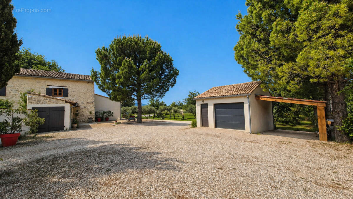 Maison à LA ROQUE-SUR-PERNES