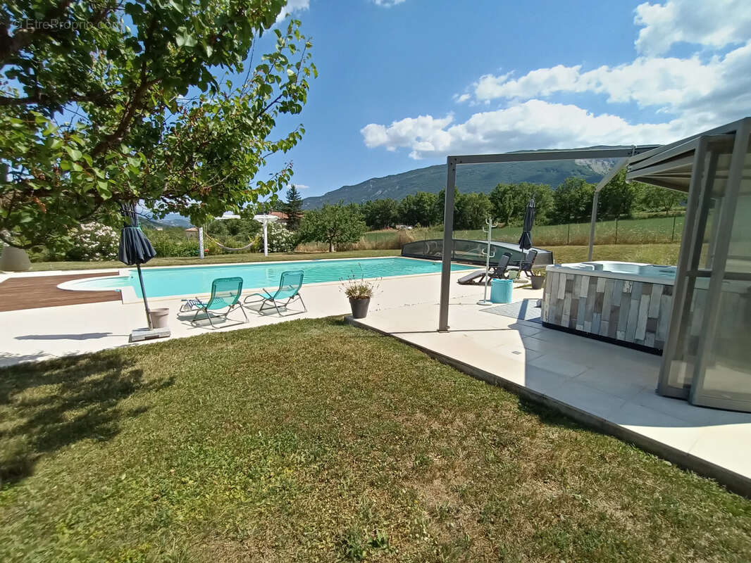 Maison à LARAGNE-MONTEGLIN