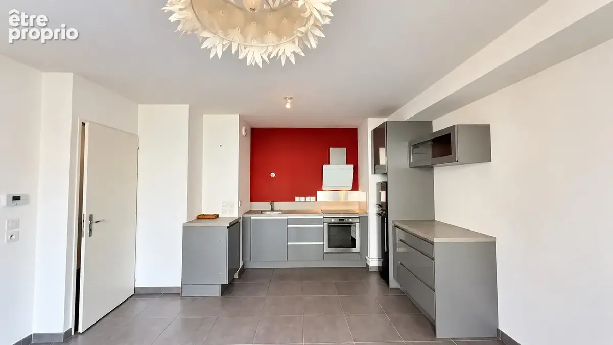 VOIRON, T2 terrasse + parking - photo 8