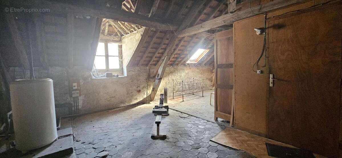 Opportunité Rare – Ensemble Immobilier d'Exception avec Local Commercial & Maison de Caractère - photo 7