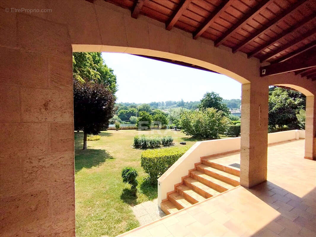Rare sur le secteur : vaste maison avec deux parties habitations - photo 7