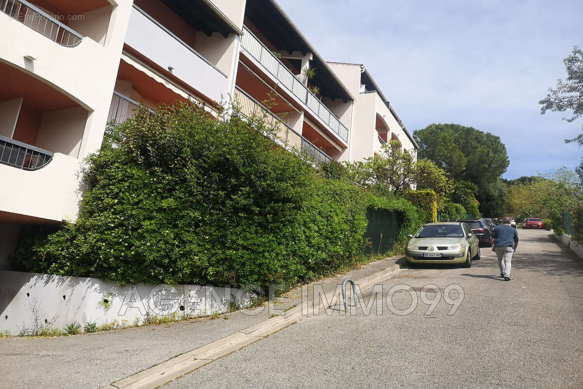 Parking à VALLAURIS