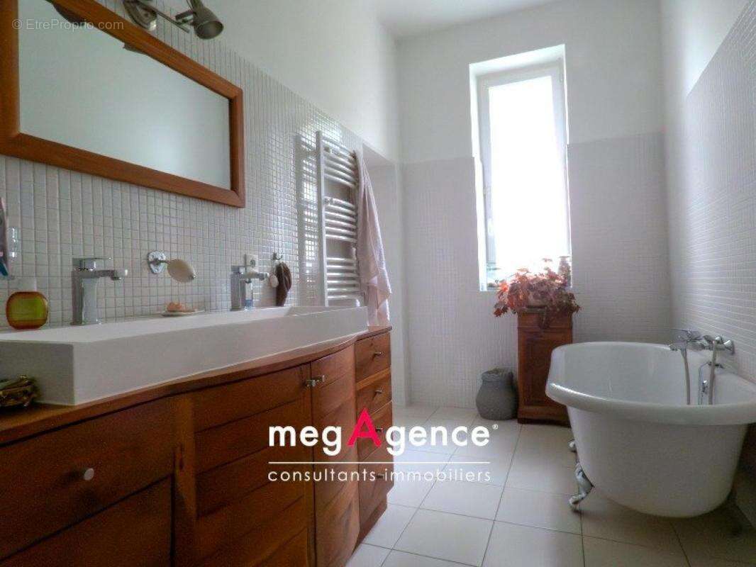 Maison en parfait etat - avrille proche longeville sur mer - photo 9