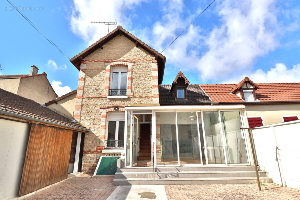 Maison à SAINTE-SAVINE