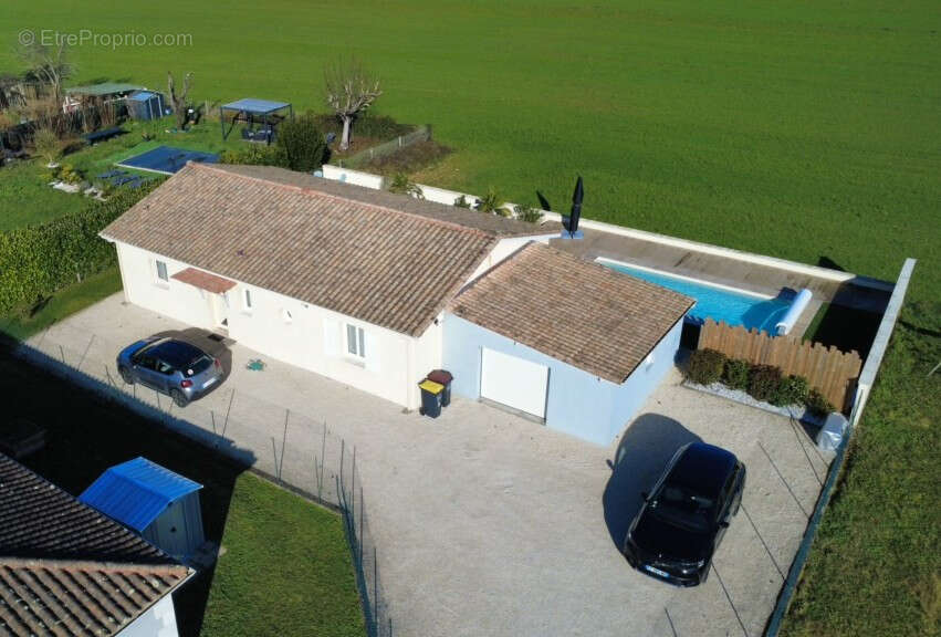 Maison à ROULLET-SAINT-ESTEPHE