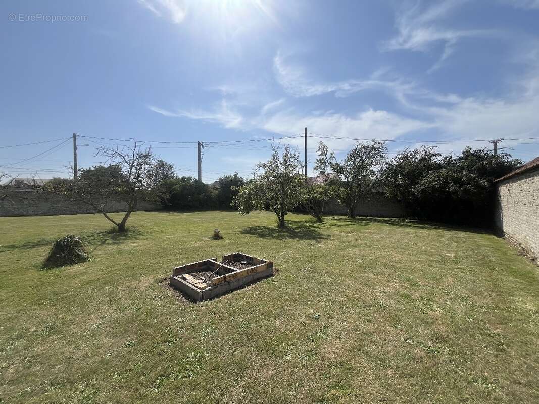 Terrain à LONGUES-SUR-MER