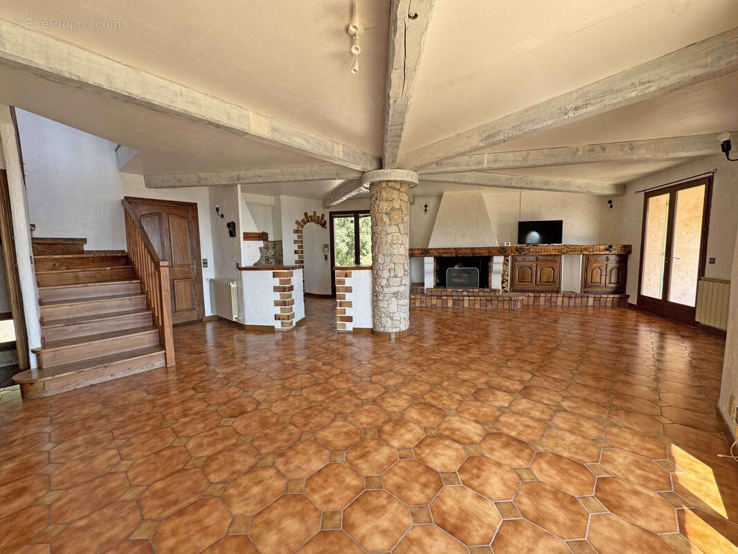 EXCLUSIVITE Gattières - Villa divisée en 3 appartements avec piscine et vue mer - photo 6