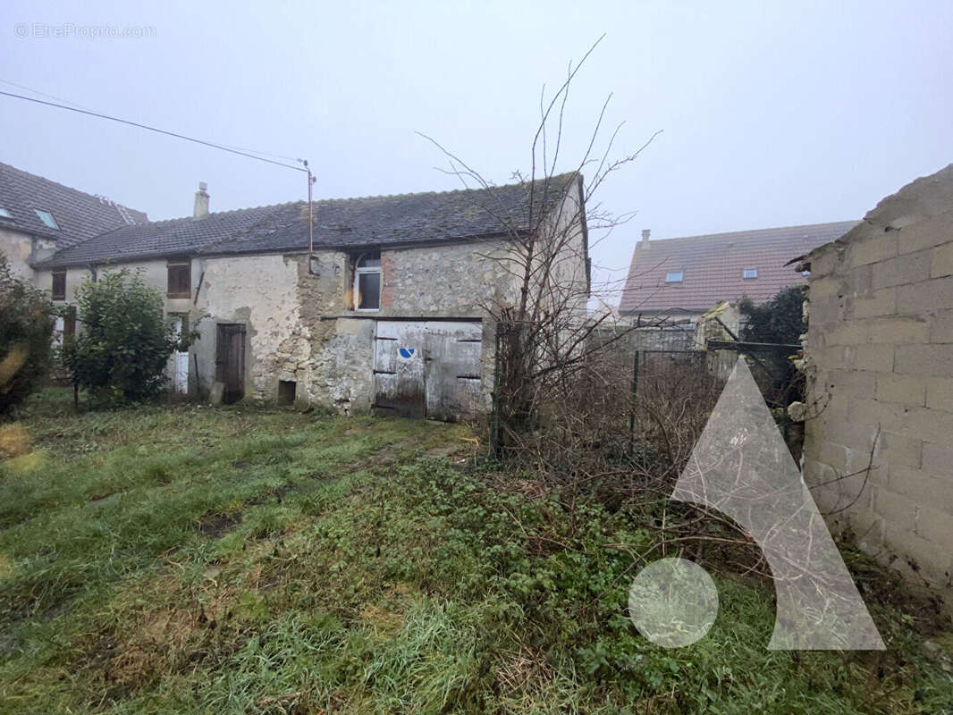 Parking à NANTEUIL-LE-HAUDOUIN