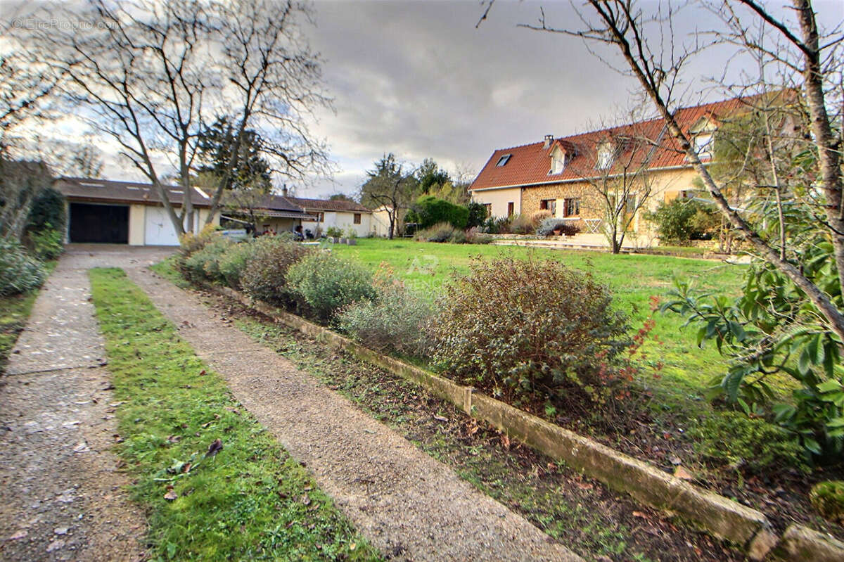 Maison meulière à Chanteloup Les Vignes en limite d'Andrèsy - photo 3