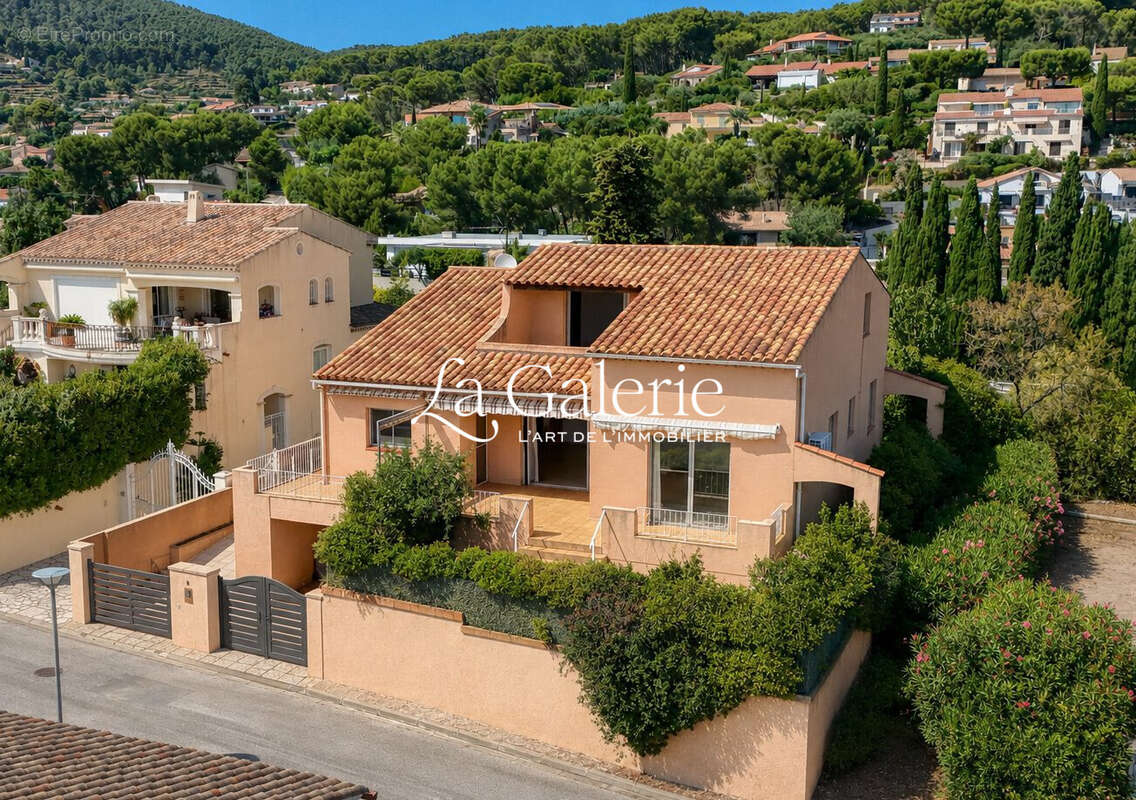 Maison 180 m² à Carqueiranne  - photo 2