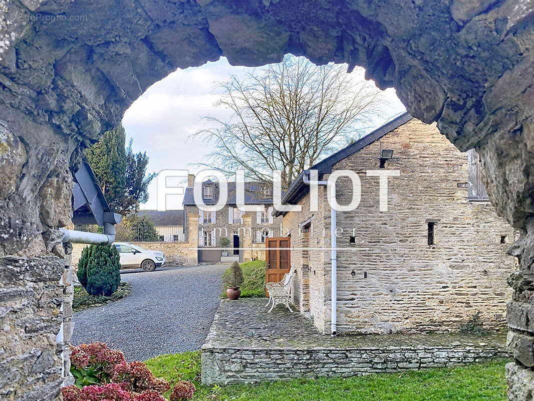 Maison à COURVAUDON