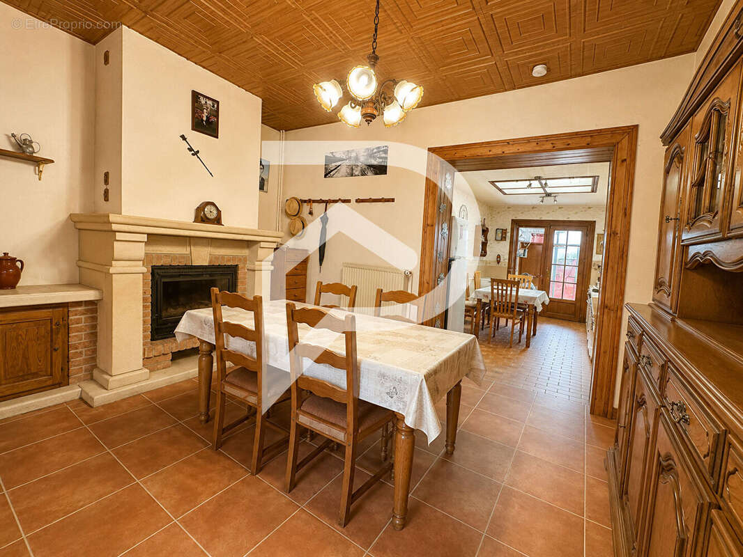 Maison à QUIEVRECHAIN
