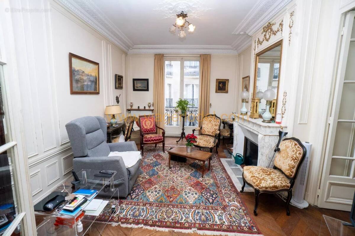 Appartement à PARIS-16E