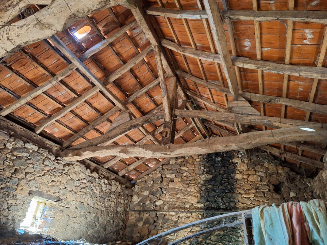 Maison à MAZEYROLLES