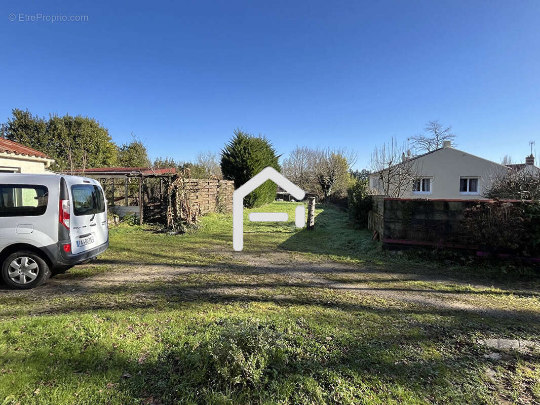 Maison à MOUTIERS-LES-MAUXFAITS