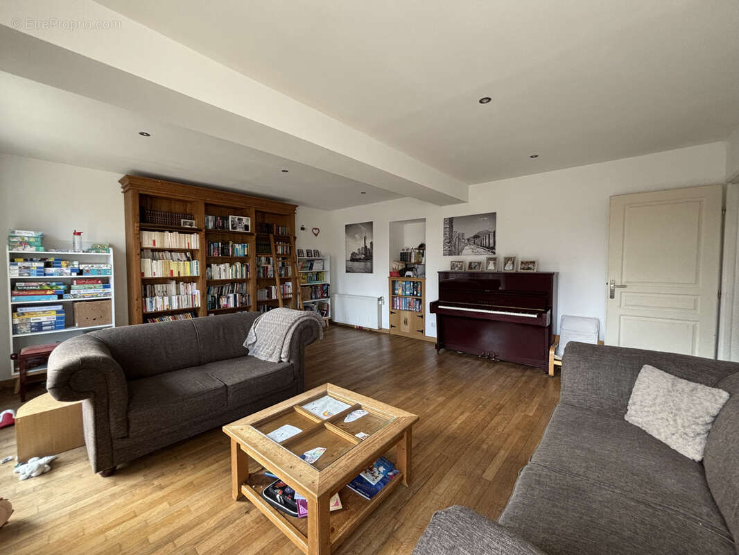 Maison à MONTLIOT-ET-COURCELLES