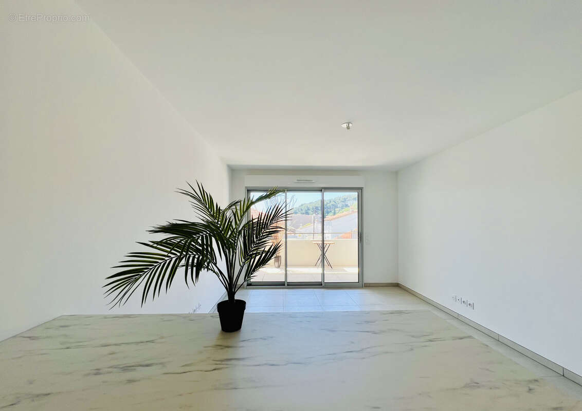 Appartement à SAINT-LAURENT-DU-VAR