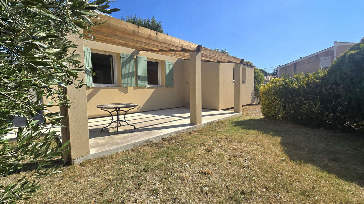 Maison à ENTRAIGUES-SUR-LA-SORGUE