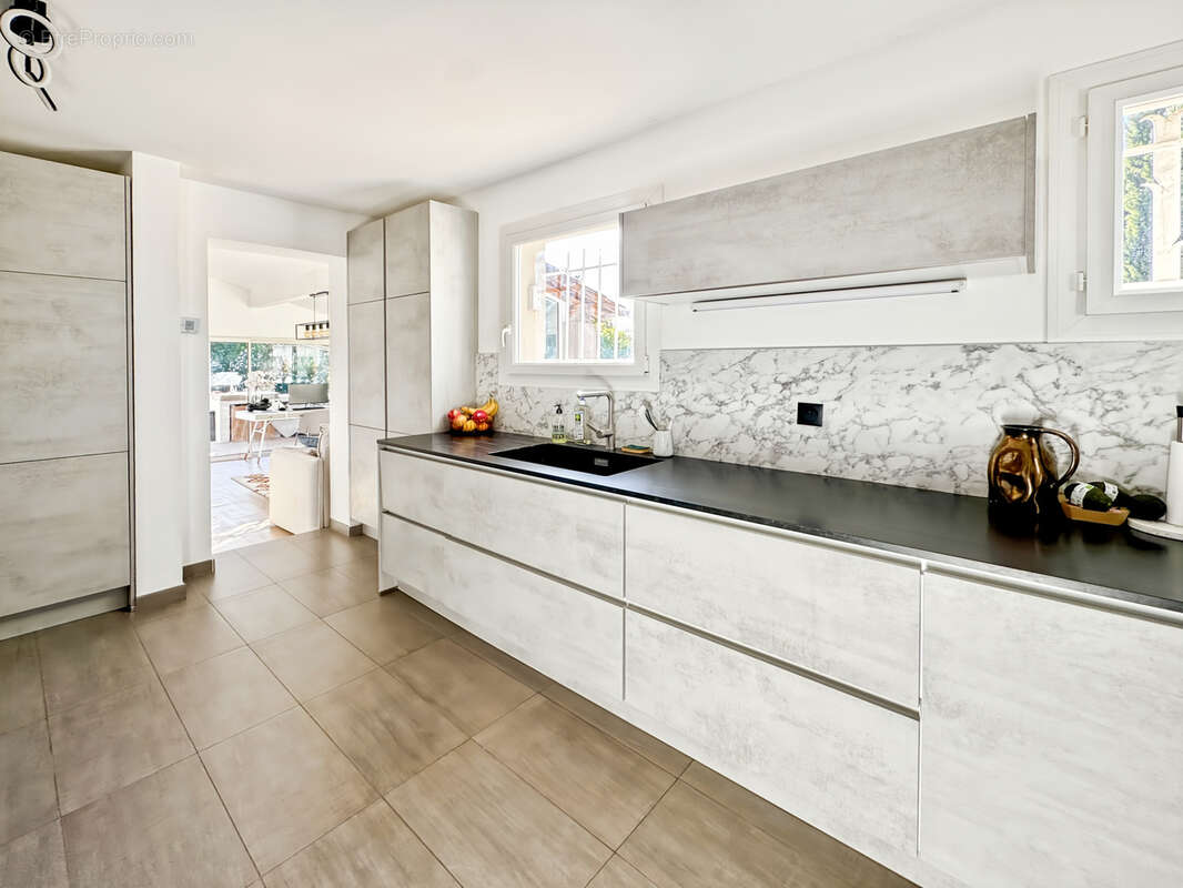 Éguilles   Belle propriété familiale avec dépendances, piscine et double garage. - photo 7