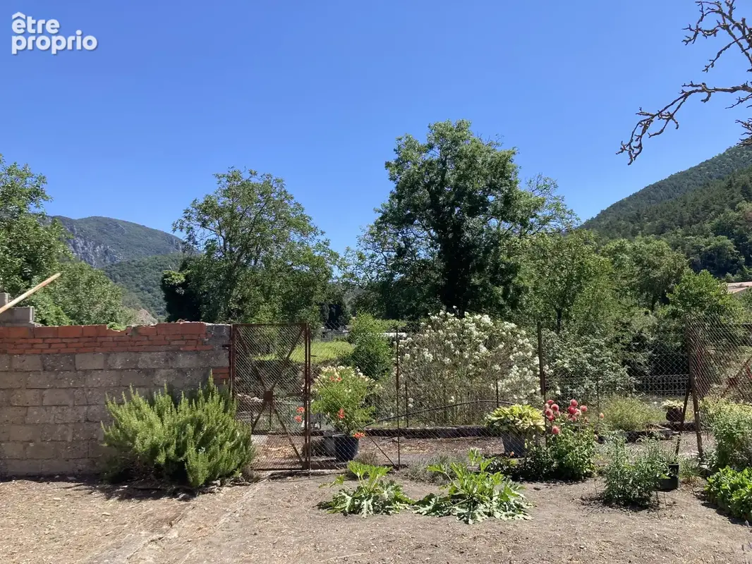 Propriété exceptionnelle en bord de rivière avec 3 appartements, grands garages et magnifique jardin à Axat - photo 5
