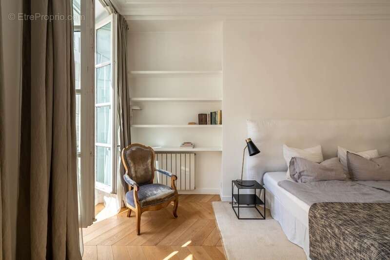 Appartement à PARIS-1E