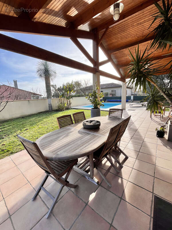 Superbe maison  T5/6 avec un jardin arboré, grand garage et piscine. - photo 4