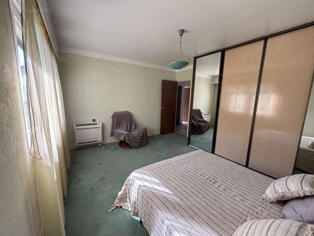ARGENTEUIL – LES COTEAUX  Élégante maison familiale de plus de 200 m² avec vue sur Paris et la Tour Eiffel - photo 11