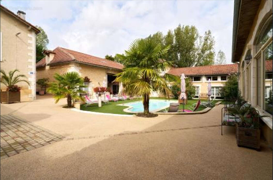 Maison à SAINT-SULPICE-DE-ROUMAGNAC