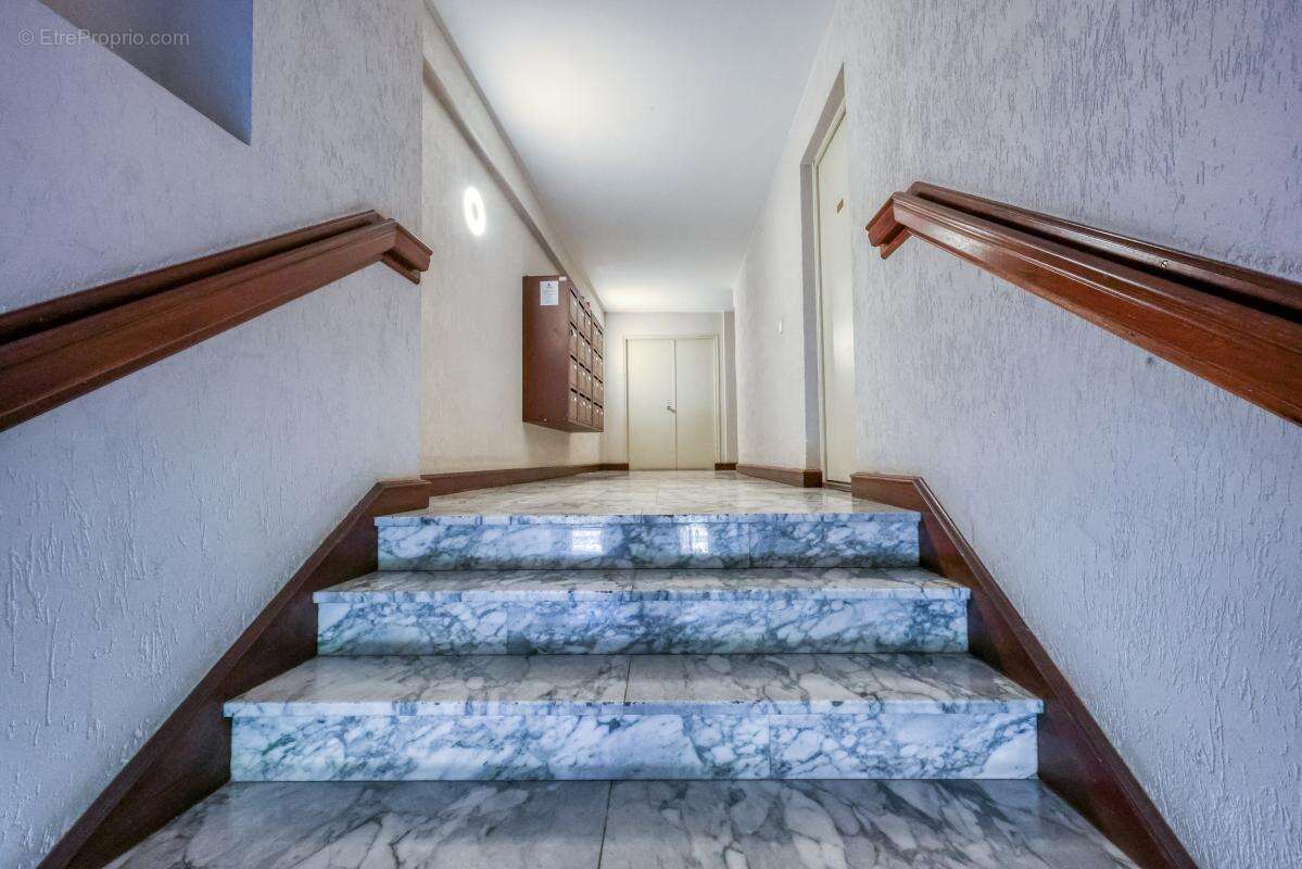 Studio réinventé à 3 min du port: hyper‑centre Cassis, prêt à louer – 180 000 € FAI - photo 10