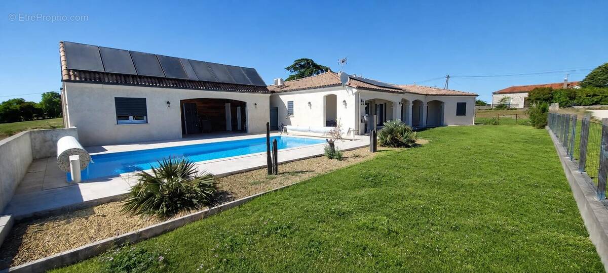 Maison contemporaine de plain-pied avec piscine, pool house. - photo 12