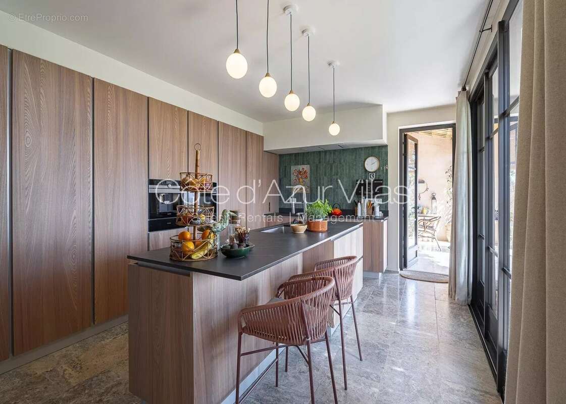 Maison à CHATEAUNEUF-GRASSE