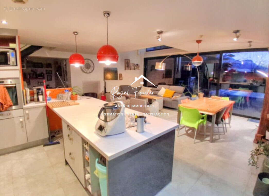 Cuisine ouvert sur séjour - Maison à CHATELLERAULT