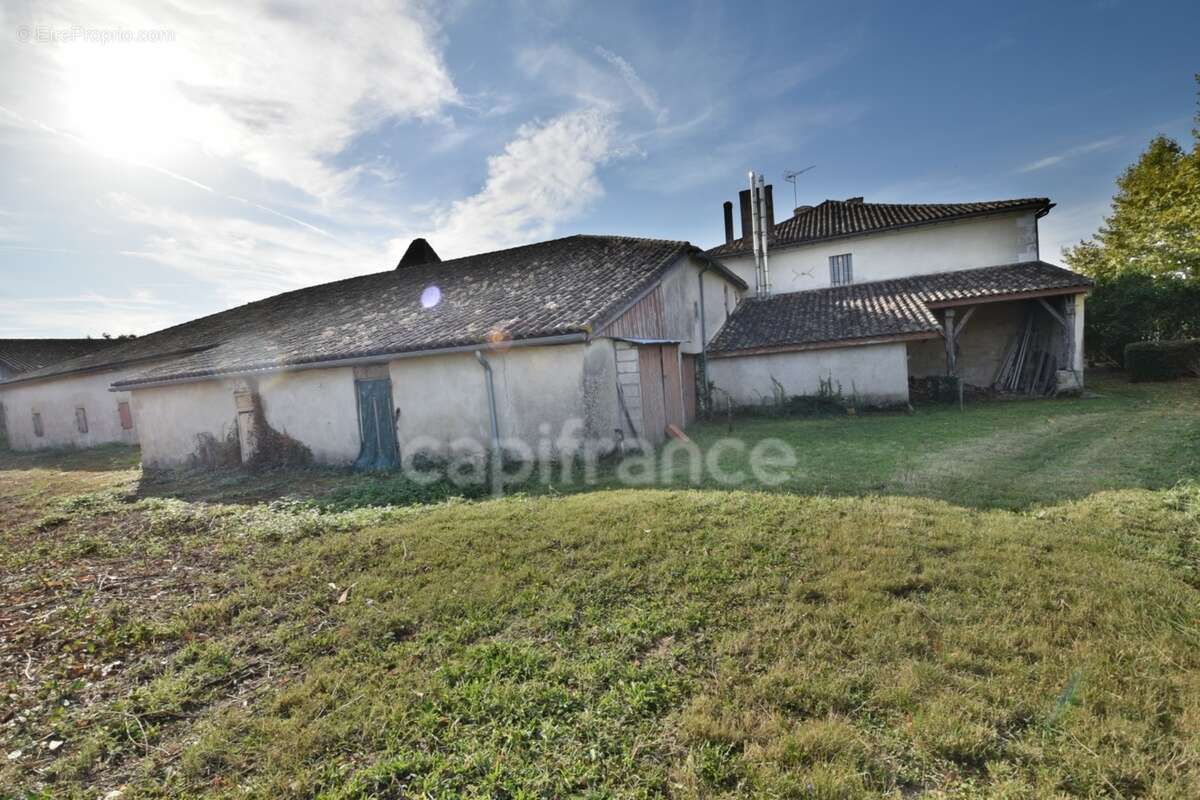 Corps de ferme surface habitable 300m2 - 6 chambres - dépendances - photo 13