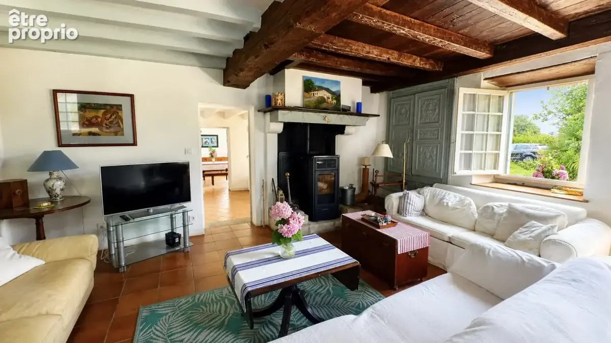 Maison de caractère du XVIIIe siècle rénovée  402 m² habitables  9 chambres  Terrain de 2 215 m²  Urt - photo 7