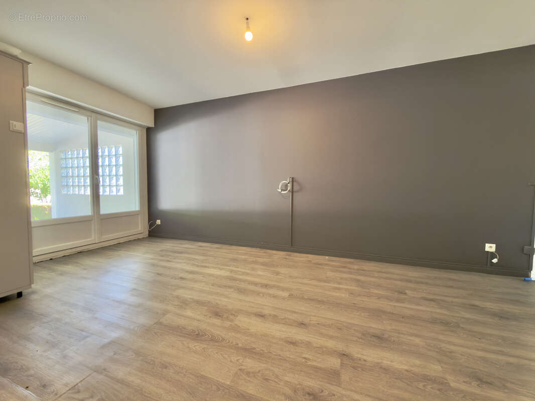 Maison de plain pied avec double garage et dépendance. - photo 10