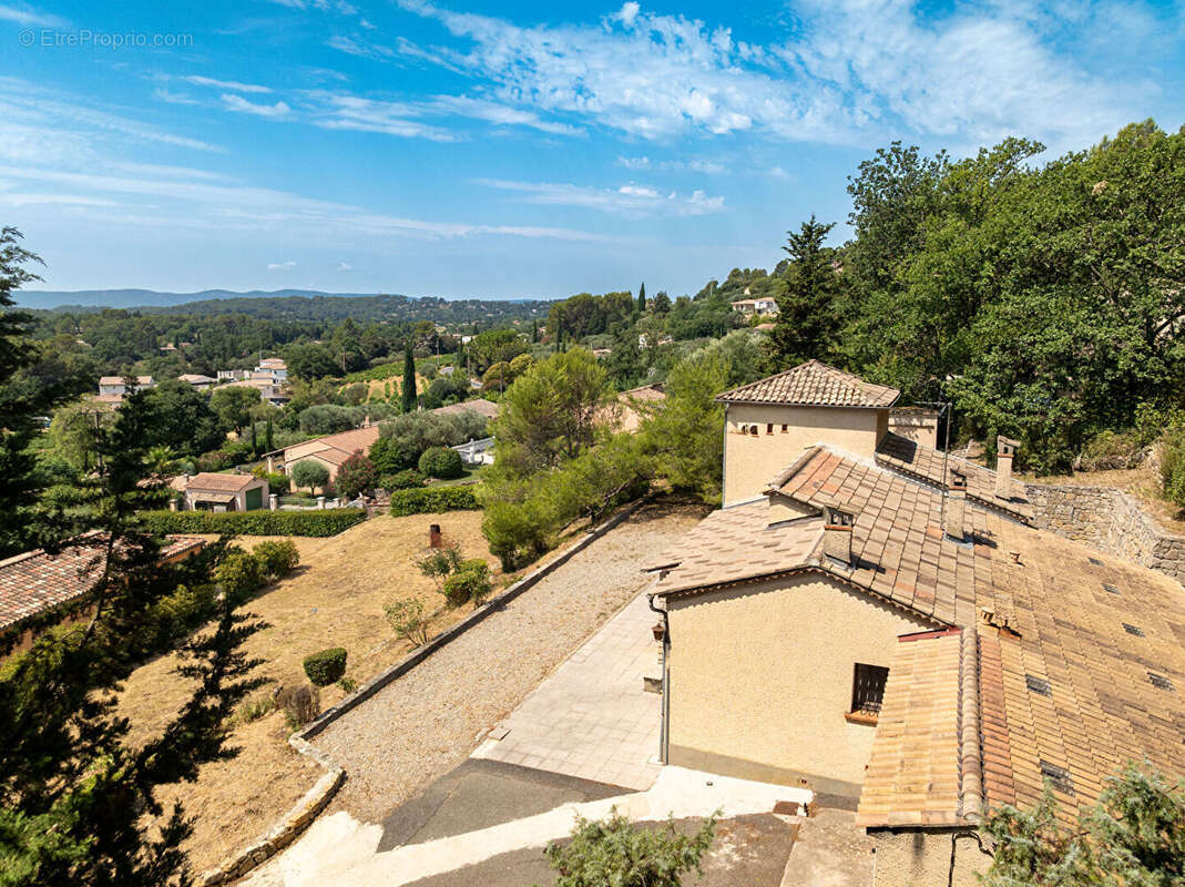 À vendre en exclusivité - lorgues - maison à fort potentiel de 83m²  avec une vue dominante et très grand garage 65m² - photo 2