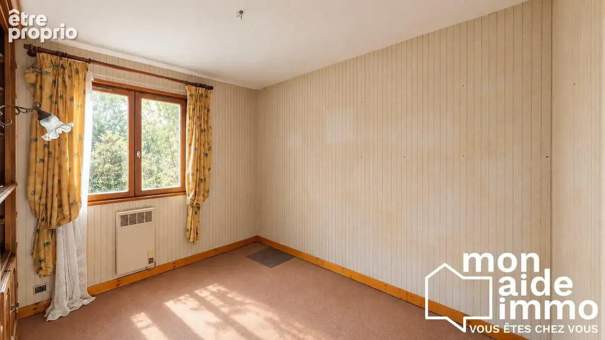 Chambre beige avec armoire