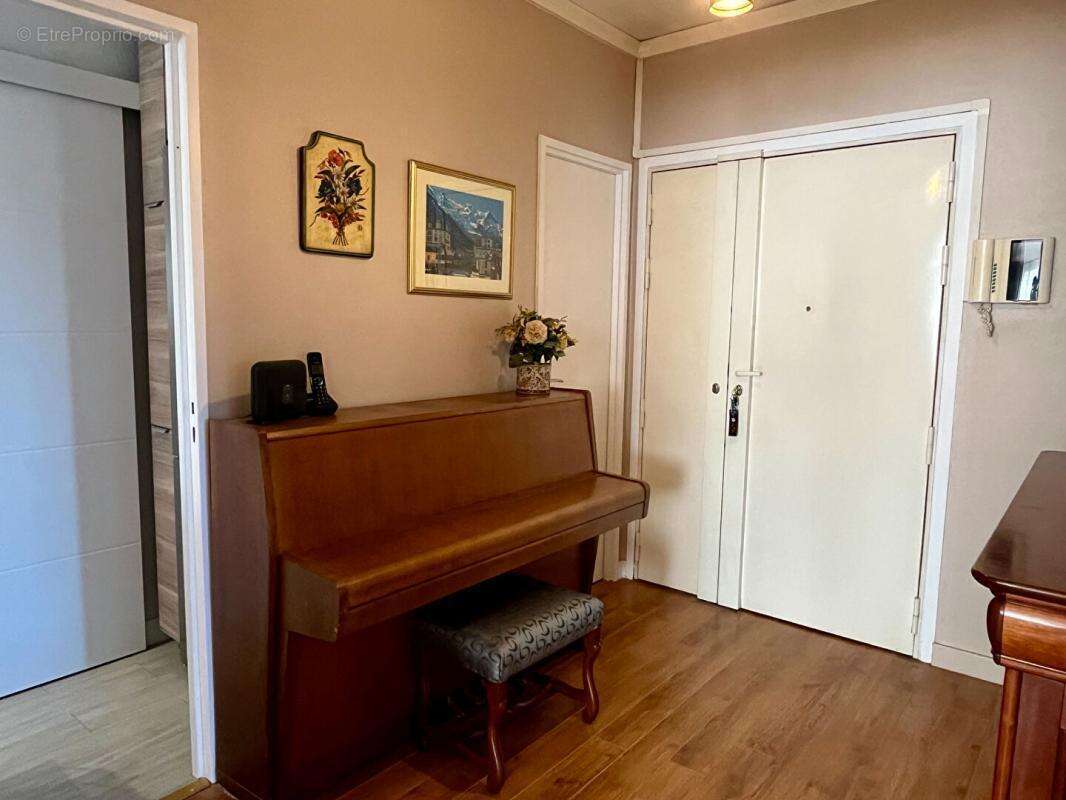 Appartement  de 111m², 3 chambres, balcon, 2 box et une cave - photo 7