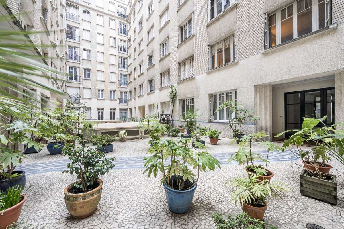 Appartement à PARIS-16E
