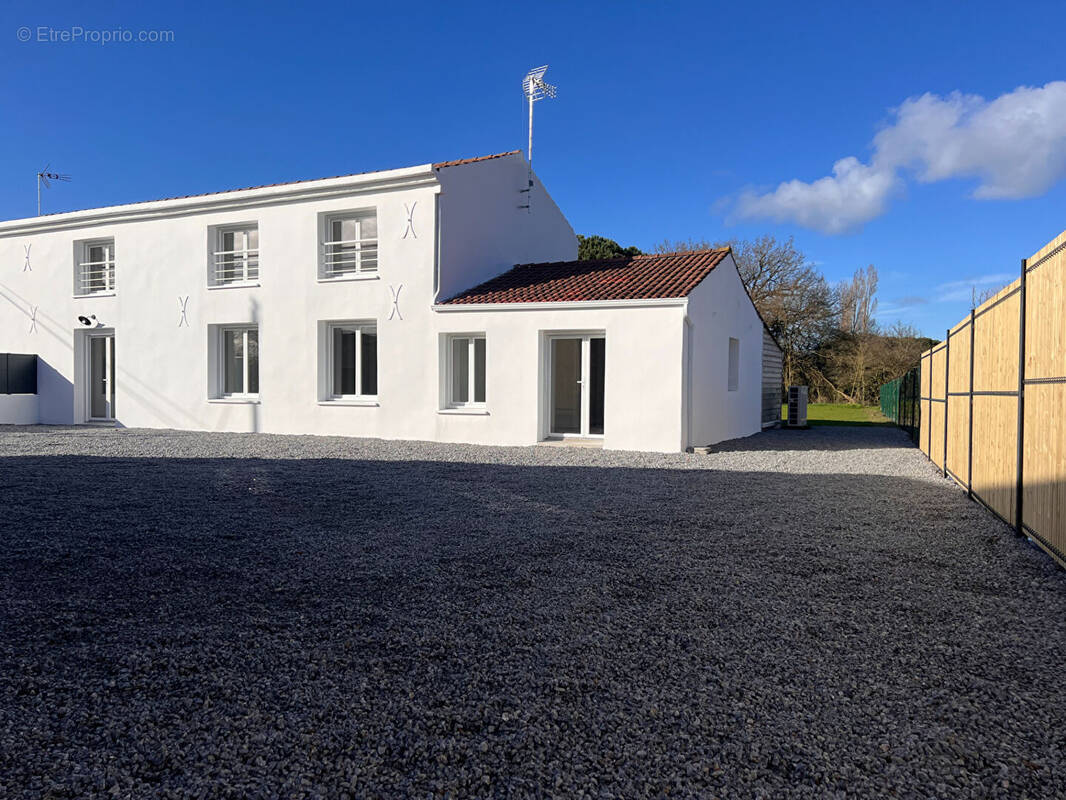 AIZENAY, maison en pierres 4 chbres entièrement rénovée + GRANGE - photo 2