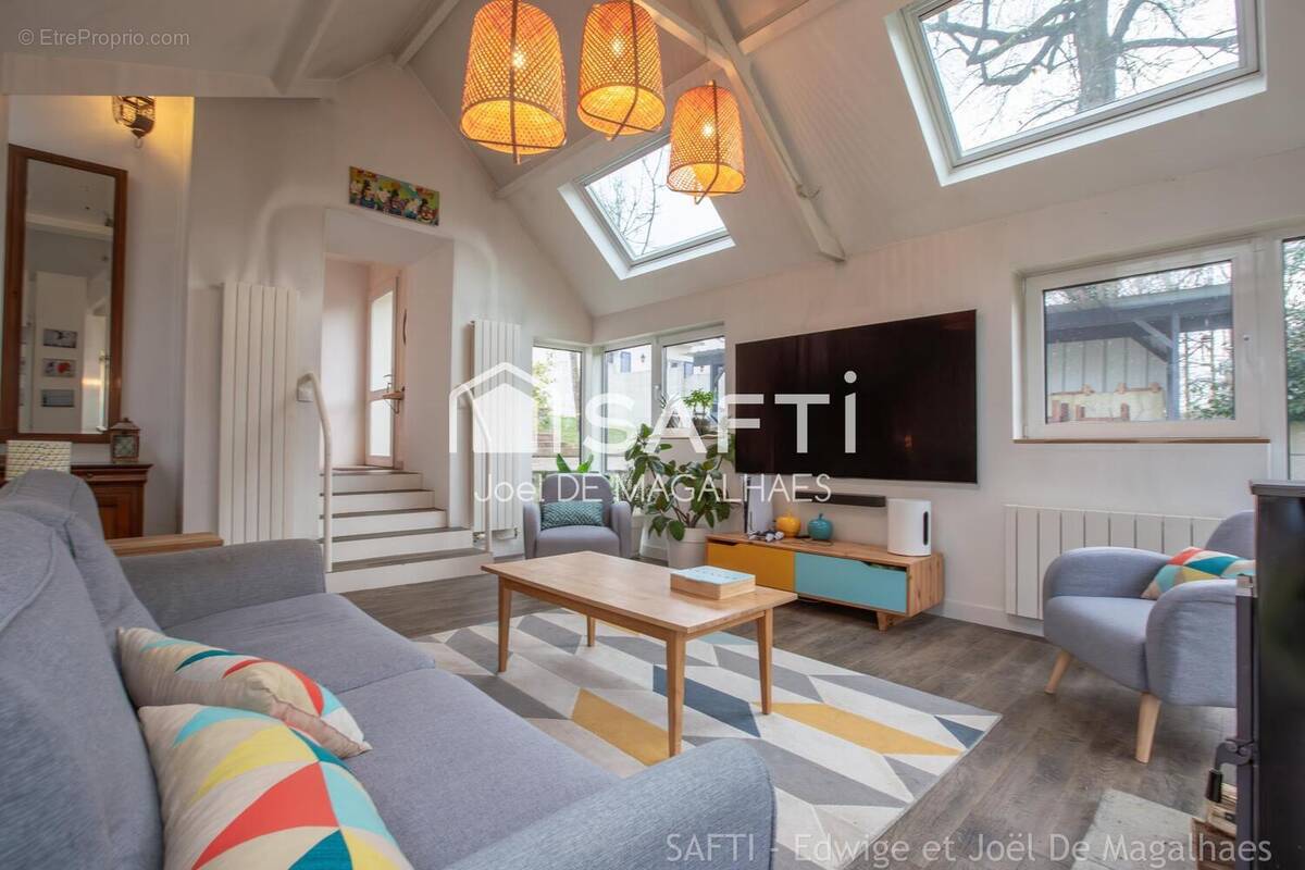 Photo 1 - Maison à LE MESNIL-SAINT-DENIS