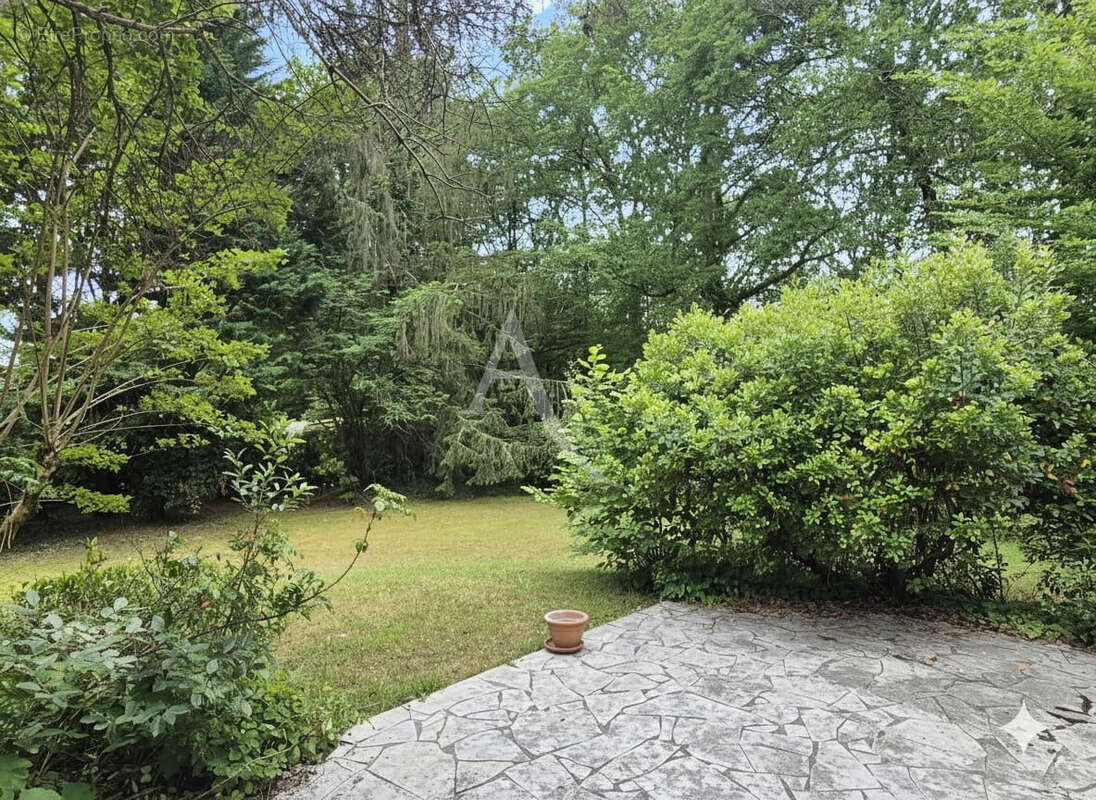 LEOGNAN - Proche Gradignan - Belle maison familiale sur un magnifique jardin - photo 3