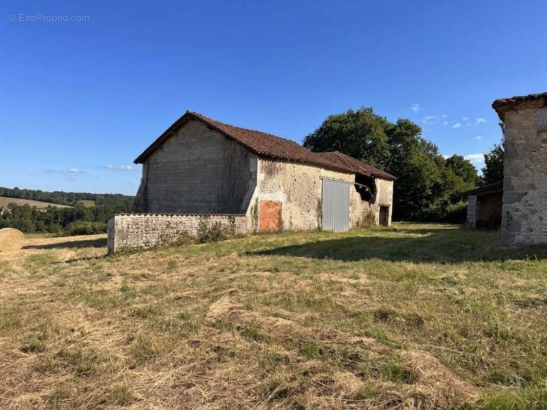 Au coeur de la campagne charentaise, un havre de paix à réinventer - photo 4