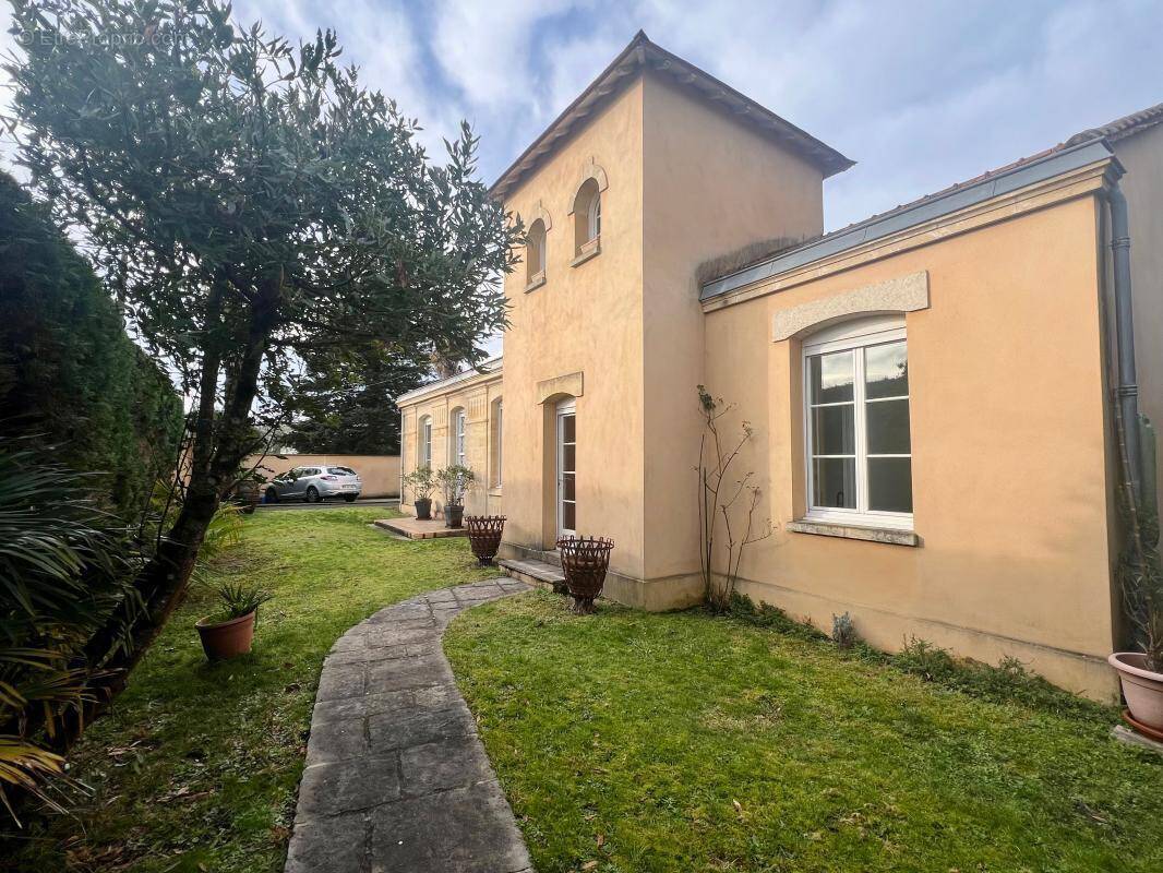 Maison à AMBARES-ET-LAGRAVE