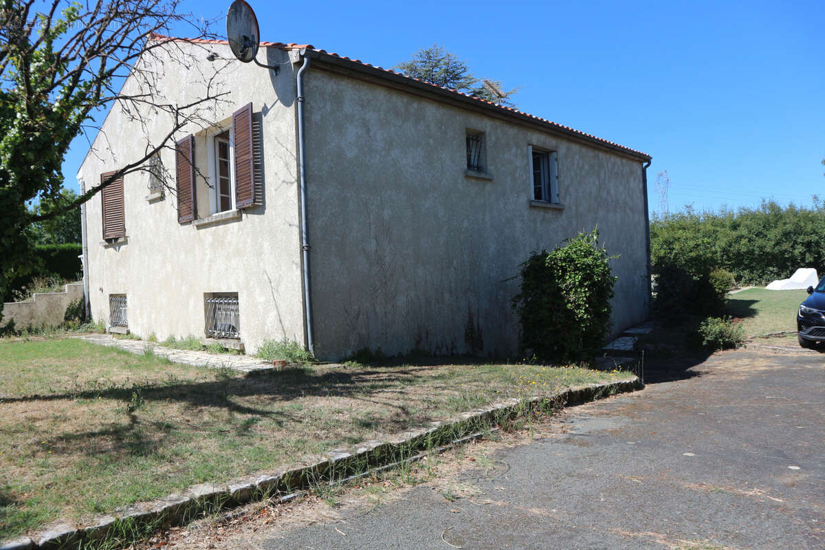 Belle maison de construction traditionnelle de 100 m2 sur un terrain clos de 1000 m2 . au centre de la jarrie. - photo 16